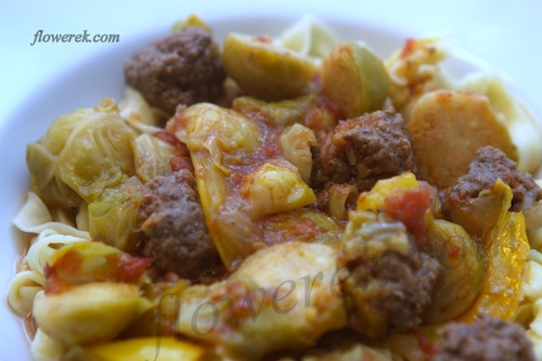 tagliatelle z brukselka i klopsikami