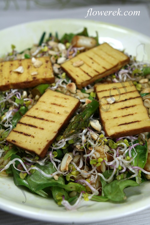 sałatka z ziarnami pszenicy, szparagami i grillowanym tofu