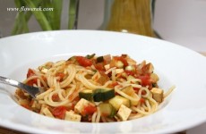 makaron z cukinia i wedzonym tofu