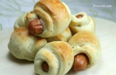 mini hot dogi