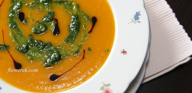 Zupa krem z dyni i pasternaku z imbirem i zielonym pesto