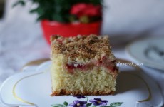 Ciasto drożdżowe z rabarbarem i kokosową kruszonką