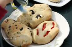 Focaccia z ziołami i oliwkami