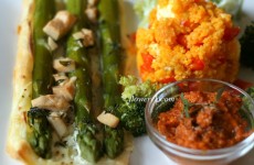 Tarty ze szparagami i pomidorowym pesto