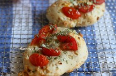Focaccia z pomidorami i parmezanem