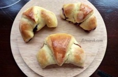 Delikatne rogaliki drożdżowe na jogurcie