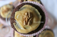 Muffiny czekoladowe z orzechami włoskimi i masą krówkową
