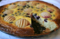 Drożdżowa tarta gruszkowo-borówkowa z lawendą