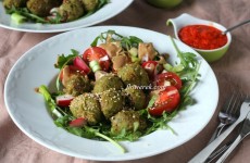 Falafel z sałatką z rukoli i sosem tahini