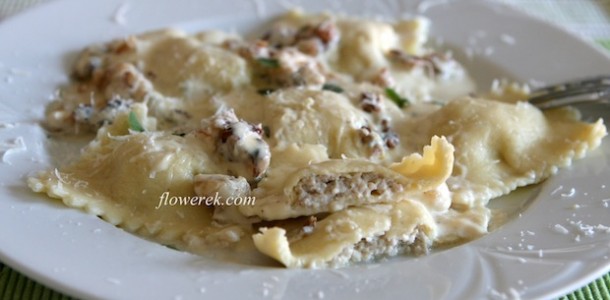 Ravioli z indykiem i sosem z gorgonzoli i orzechow włoskich