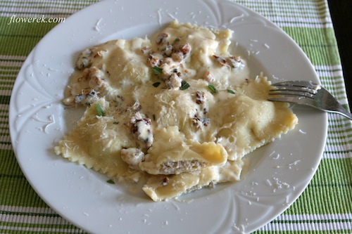 Ravioli z indykiem i sosem z gorgonzoli i orzechow włoskich