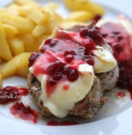 Schweinefilet mit Brie und Preiselbeeren